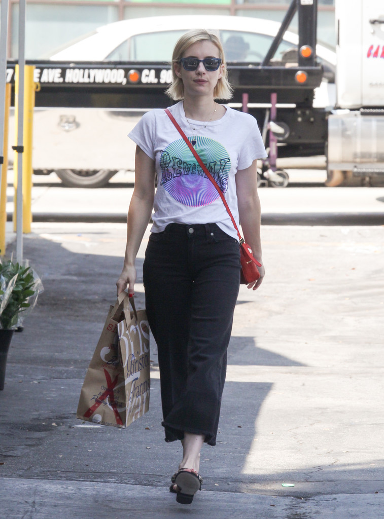 组图:艾玛·罗伯茨短发出街 见镜头露甜美微笑