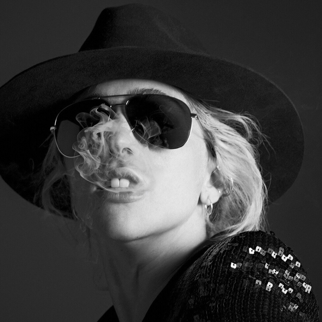 05 19:00:13 4 / 6 新浪娱乐讯 lady gaga最新黑白大片曝光,金色短发