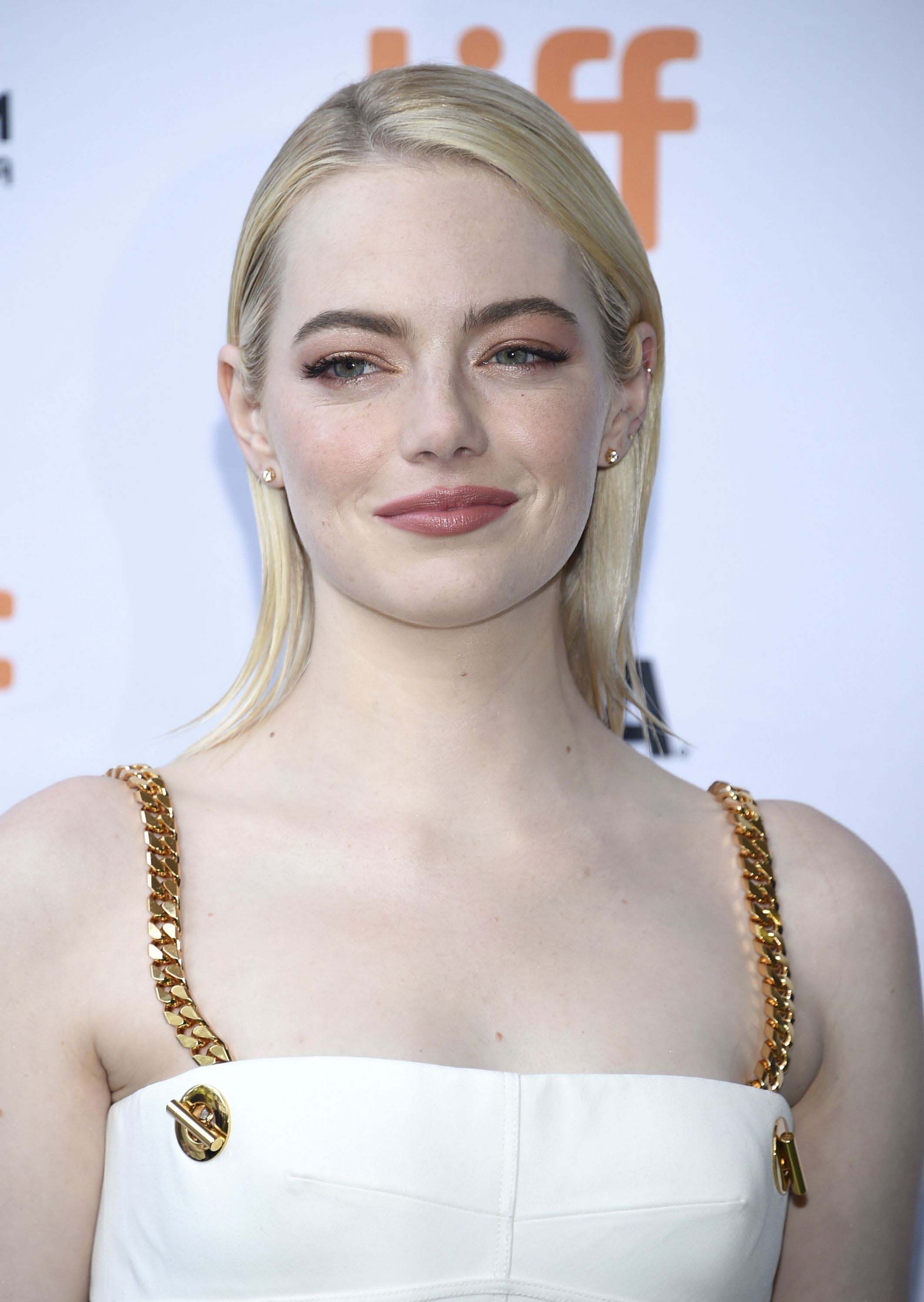 组图:白到发光!石头姐金发白裙亮相多伦多美到惊人