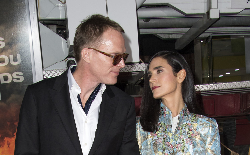 詹妮弗·康奈利亮相,身穿花色外袍并不抢镜,与老公保罗·贝坦尼牵手大