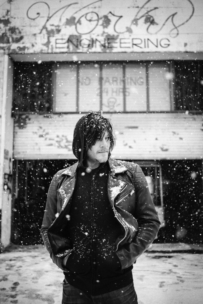 组图:"弩哥"帅气旧照曝光 黑白画风衬雪景意境十足