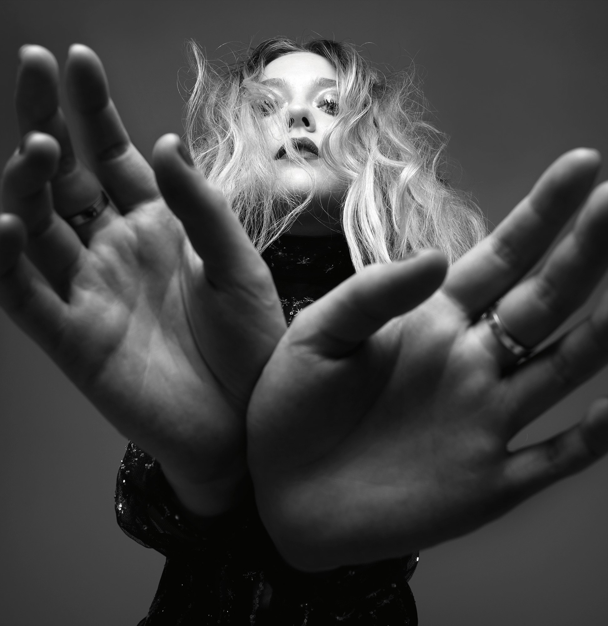 组图:达科塔·范宁颠覆写真 化身暗夜妖姬魅惑撩人