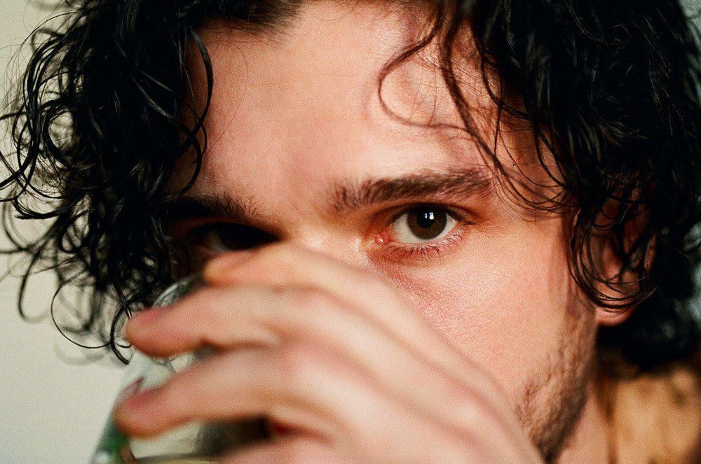 组图:基特·哈灵顿型格大片 慵懒叼烟眼神迷人_高清图集_新浪网