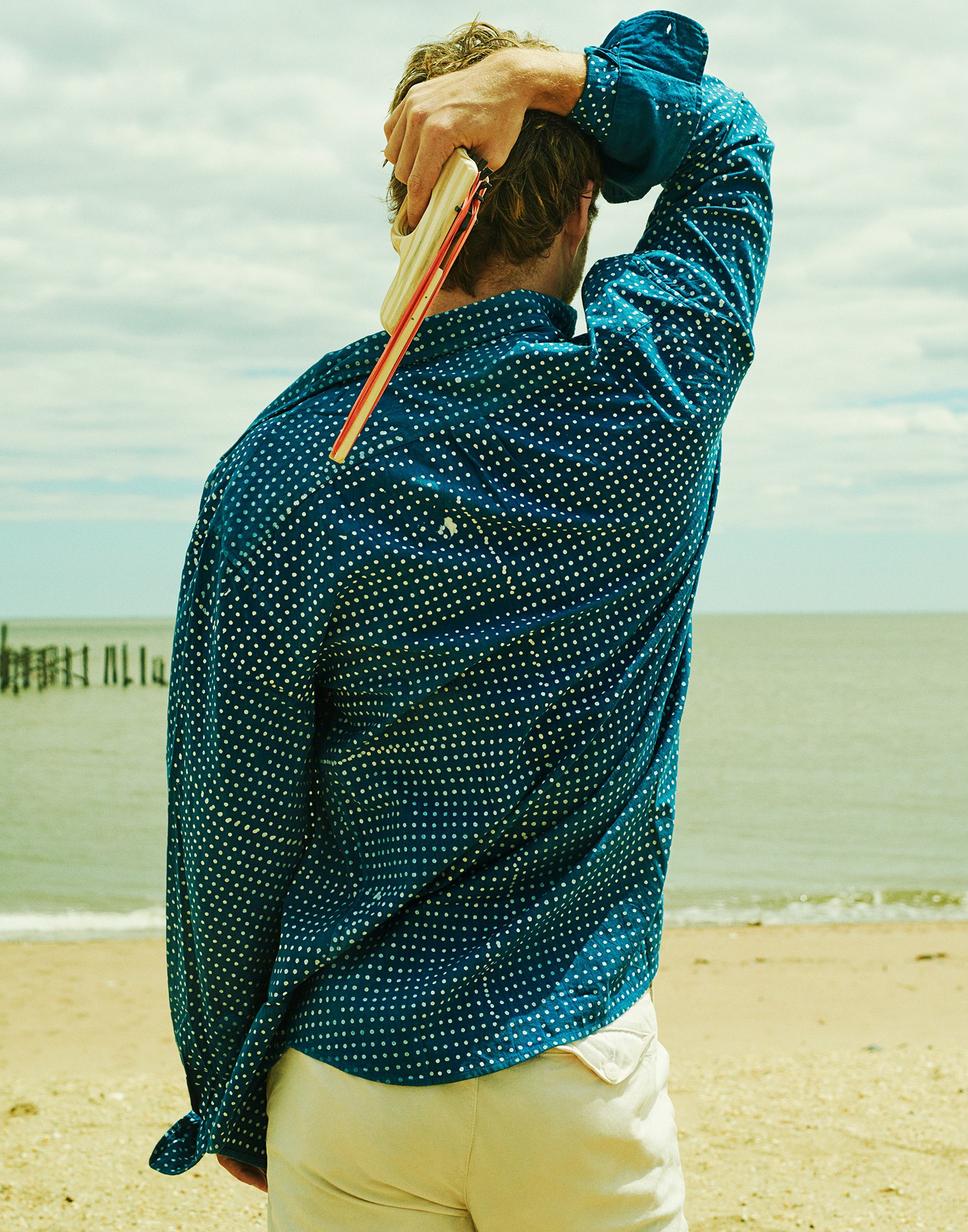 芬恩·琼斯海边拍大片 便装随意加身潇洒孩子气