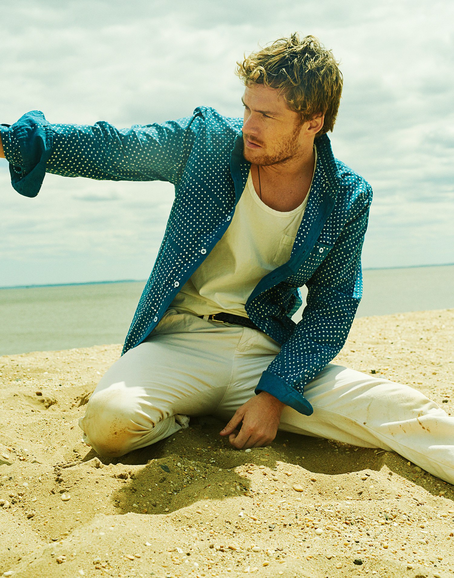 组图:芬恩·琼斯海边拍大片 便装随意加身潇洒孩子气