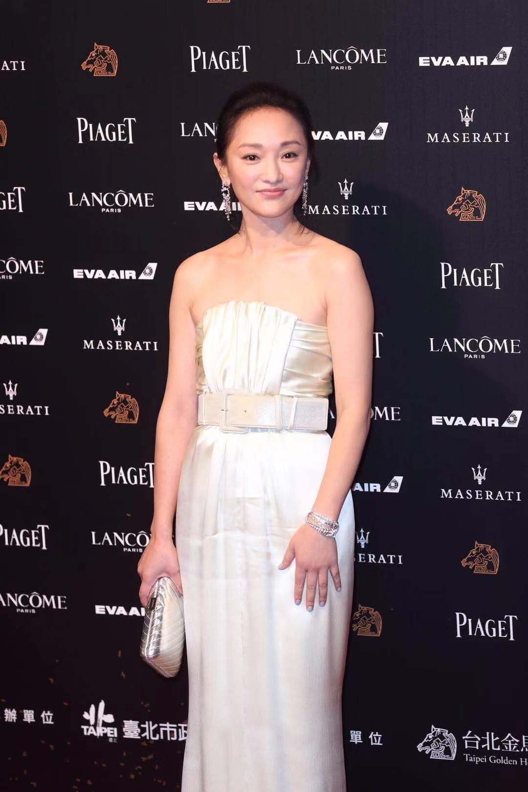 组图:周迅典雅白裙亮相金马红毯 角逐最佳女主心态平和