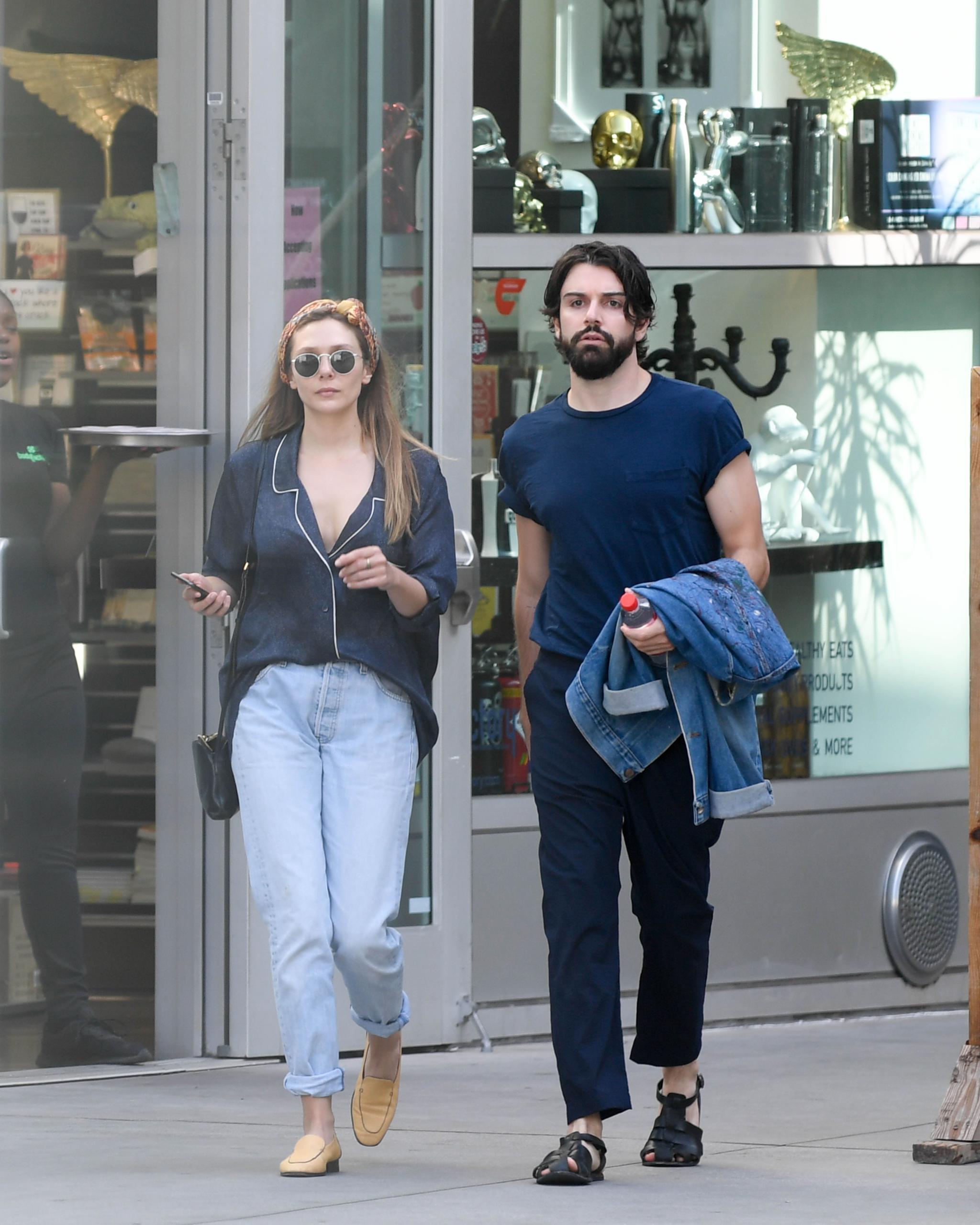 组图:伊丽莎白奥尔森和男友外出 衬衫配牛仔裤简单清爽_高清图集_新浪