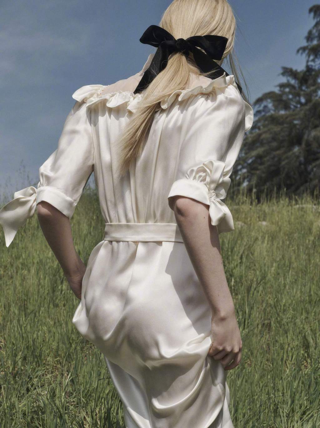 组图:艾丽·范宁新写真曝光 穿白裙草地奔跑似仙女