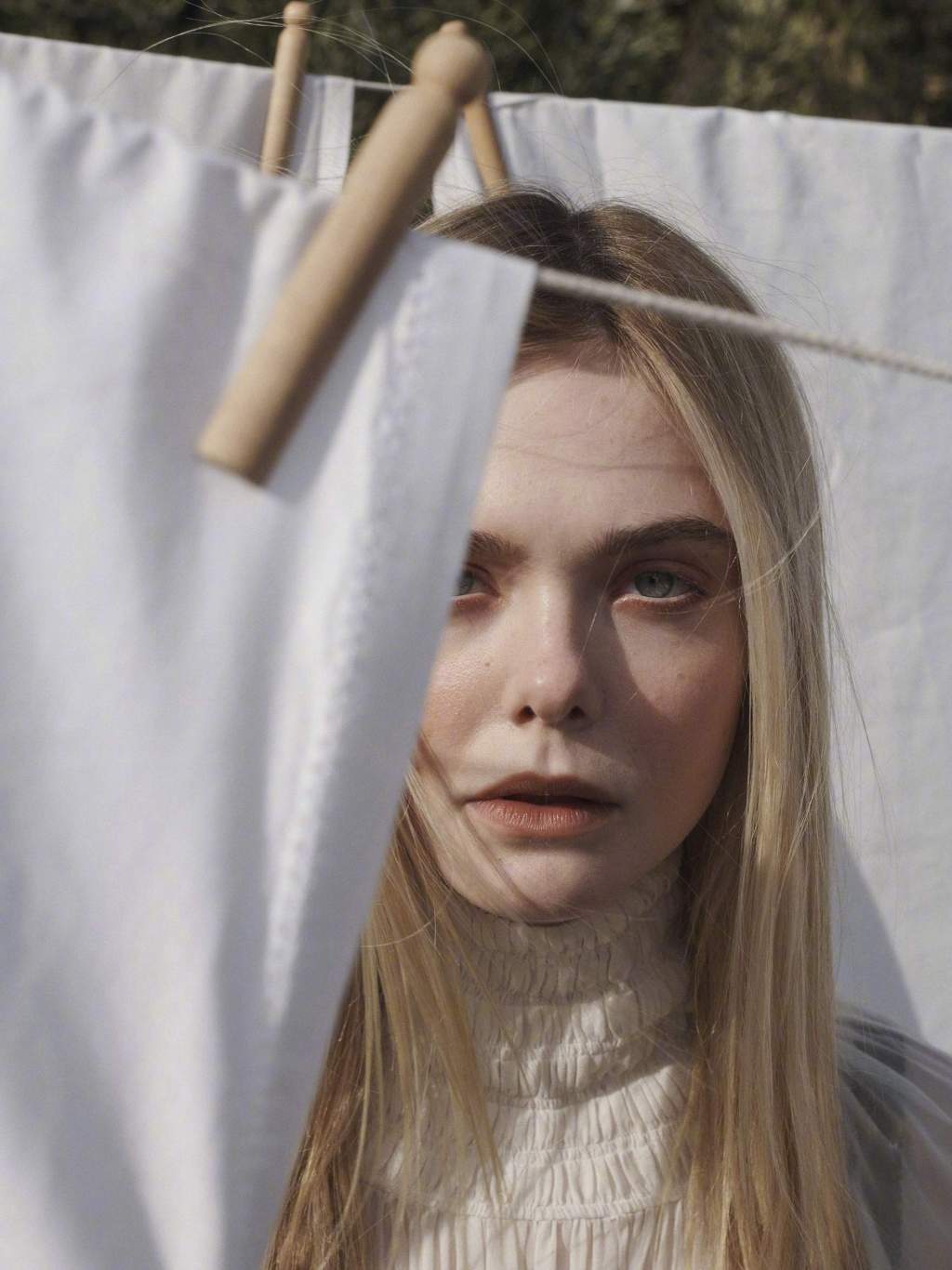 组图艾丽范宁新写真曝光穿白裙草地奔跑似仙女