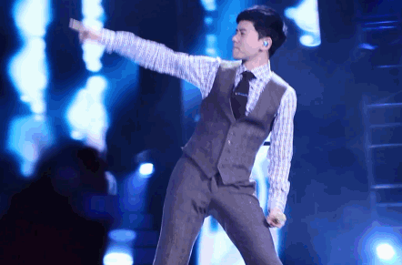 组图：张杰现场演唱浑身是戏 手脚并用动作似武打明星