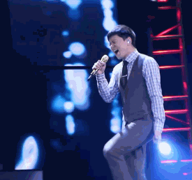 组图：张杰现场演唱浑身是戏 手脚并用动作似武打明星