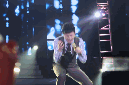 组图：张杰现场演唱浑身是戏 手脚并用动作似武打明星