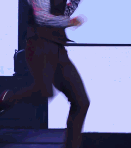 组图：张杰现场演唱浑身是戏 手脚并用动作似武打明星