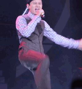 组图：张杰现场演唱浑身是戏 手脚并用动作似武打明星