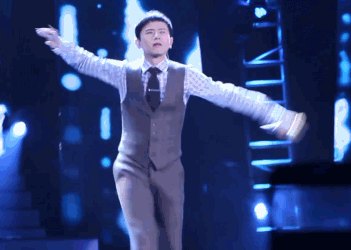 组图：张杰现场演唱浑身是戏 手脚并用动作似武打明星