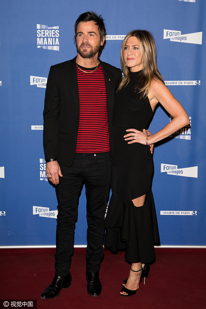 48岁安妮斯顿破洞礼服线条玲珑 与老公眉目传情