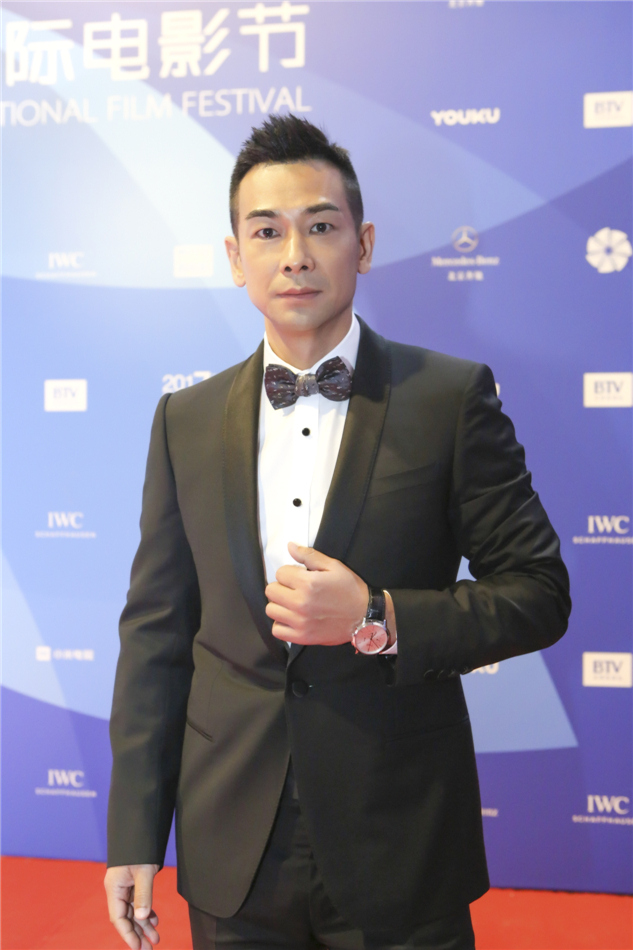 赵文卓身着帅气西服亮相电影节
