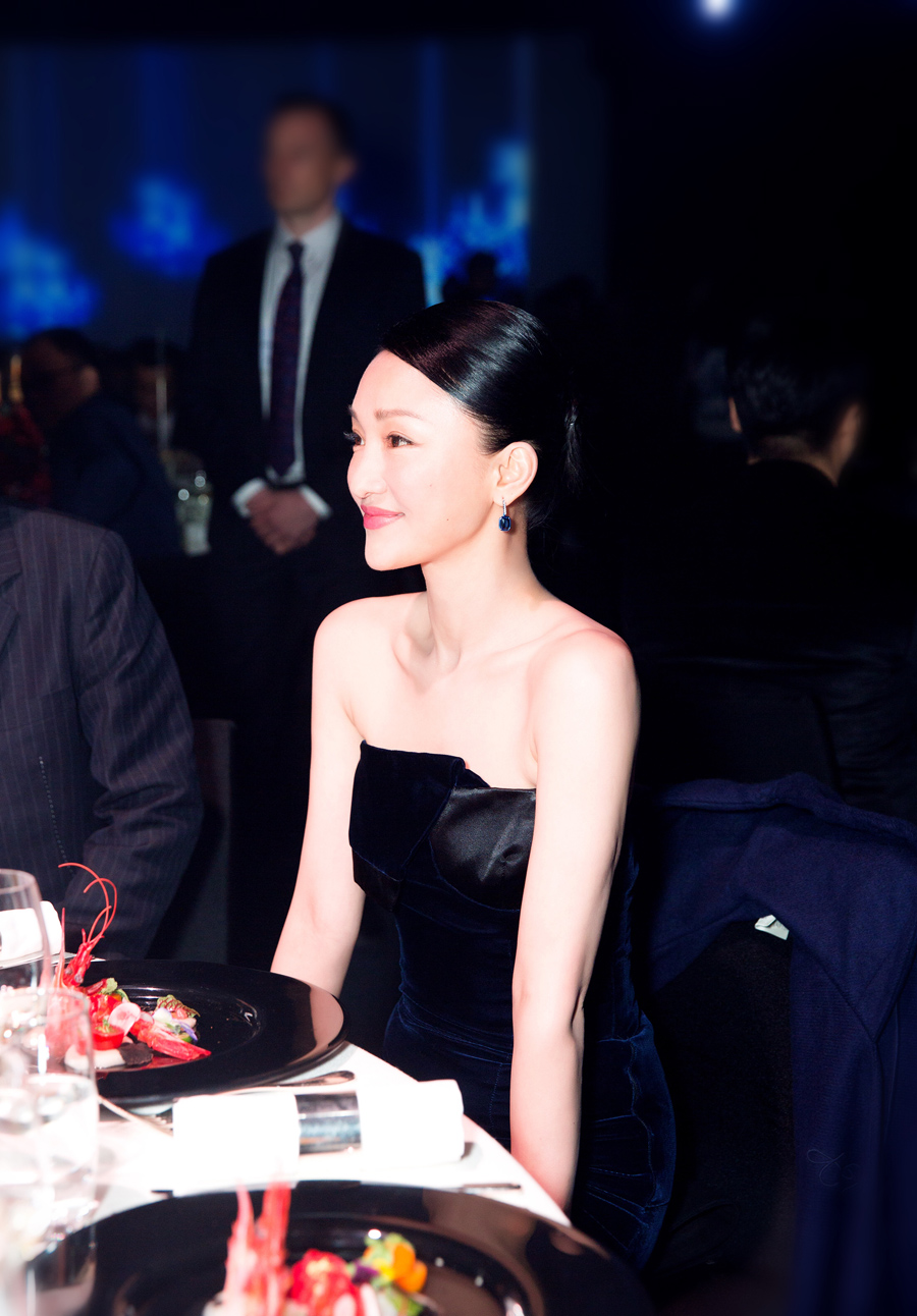 组图:周迅亮相北影节活动 优雅黑裙露香肩_高清图集_新浪网