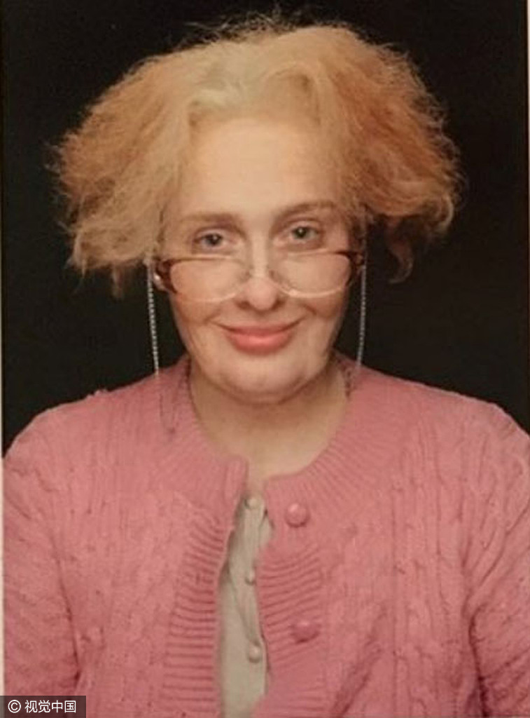 hello你是谁?阿黛尔庆生扮大妈 粉红外套爆炸头