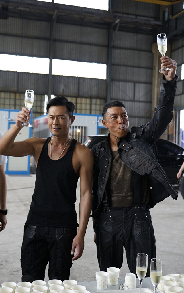 组图:古天乐新片内地杀青 脱上衣秀黝黑肌肉_高清图集_新浪网