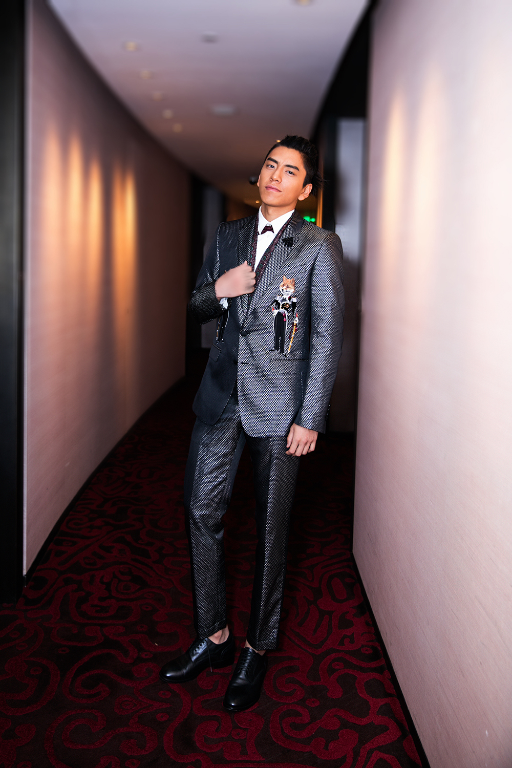 亮相上海电影节,当天王大陆身穿某品牌高定西装,一身正装的王大陆帅气