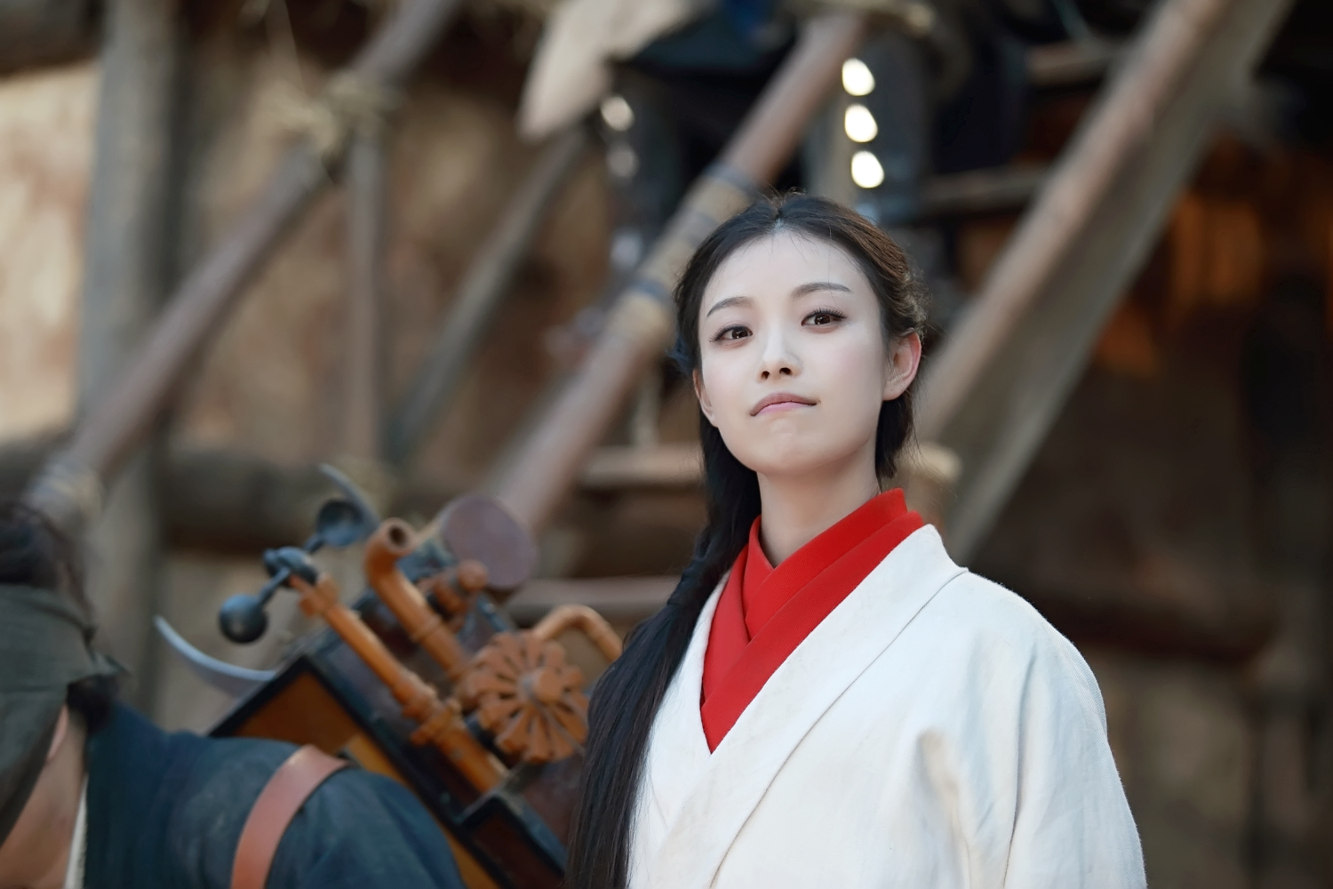 倪妮在《悟空传》中一身素衣,饰演"痞"气十足的阿紫