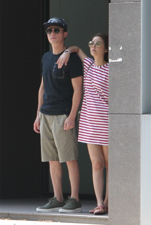 林心如素颜和霍建华逛街 两人一直手牵手好恩爱