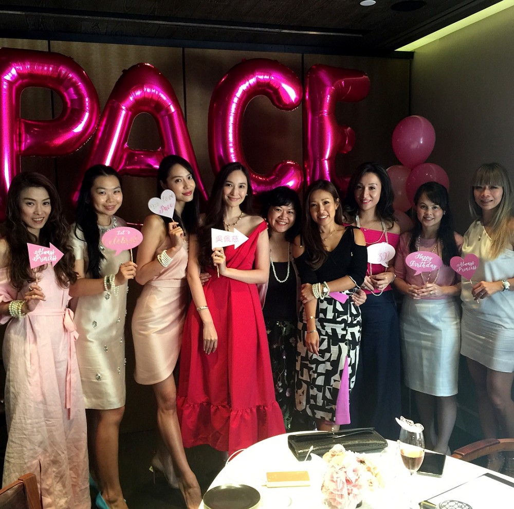 组图:吴佩慈土豪式庆生 昂贵白松露当雪花洒满身