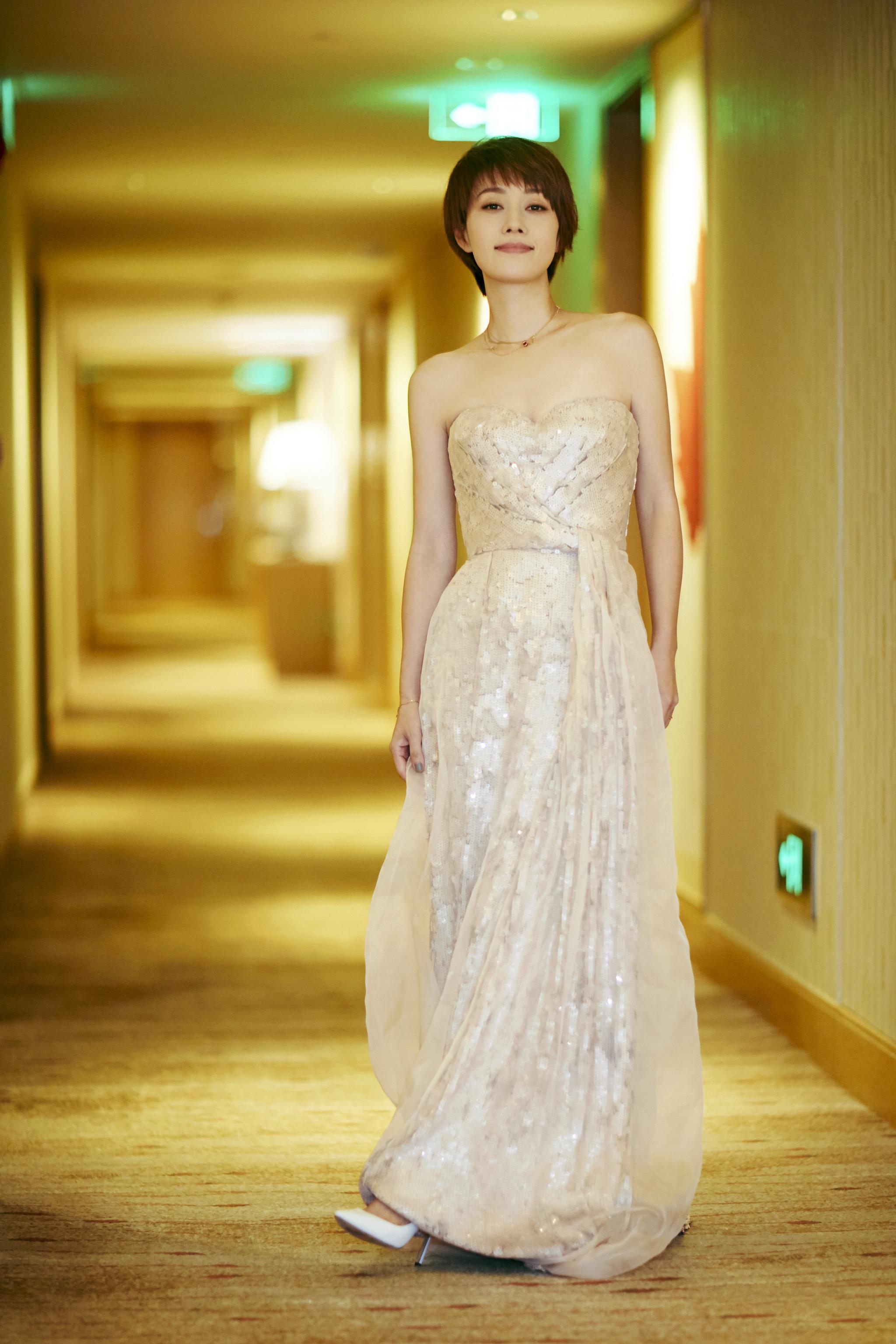 组图:马伊琍穿裸色抹胸长裙仙气足 短发清新微笑迷人