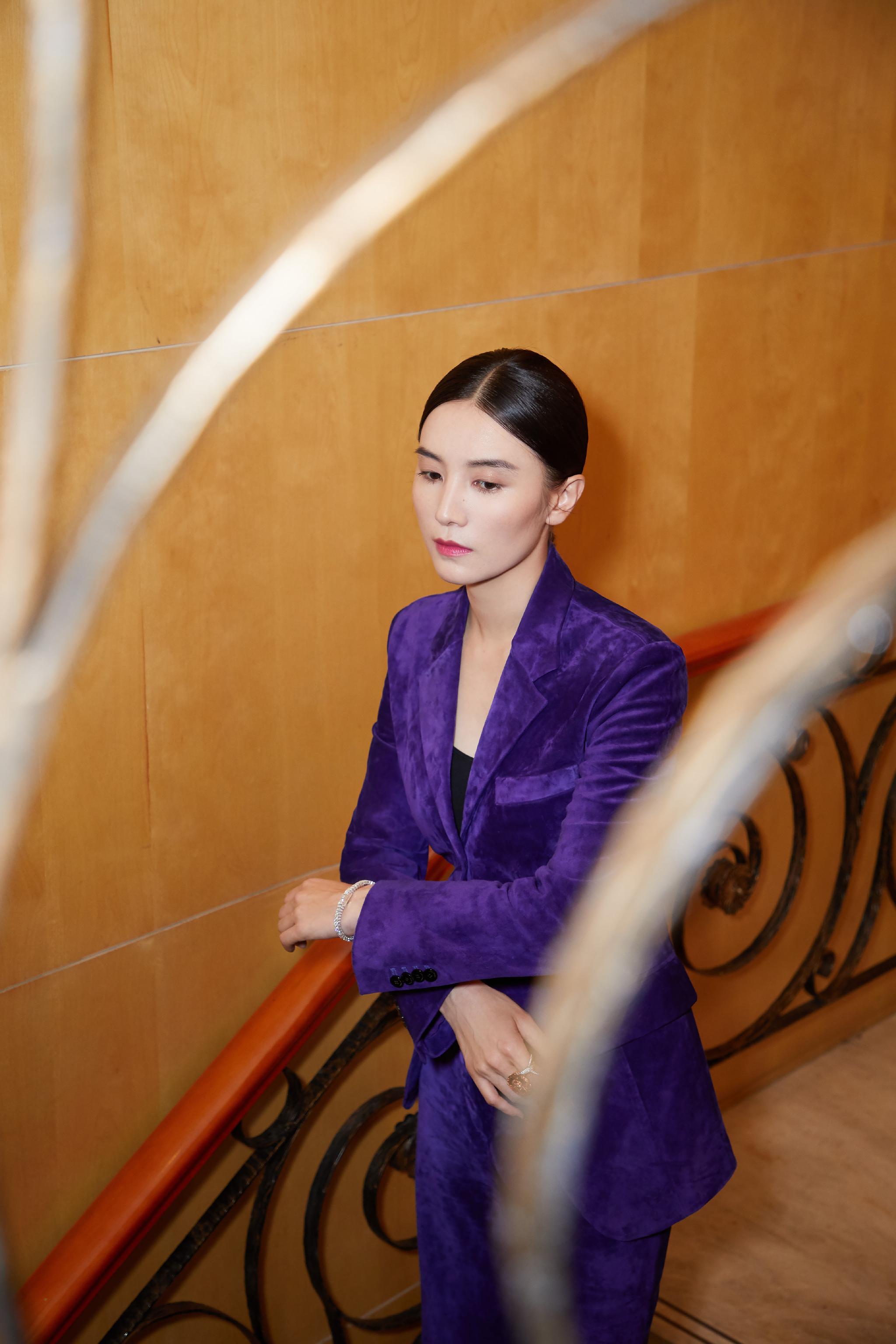 组图:宋佳极光紫丝绒西装干练帅气 挺胸抬头秀好身材