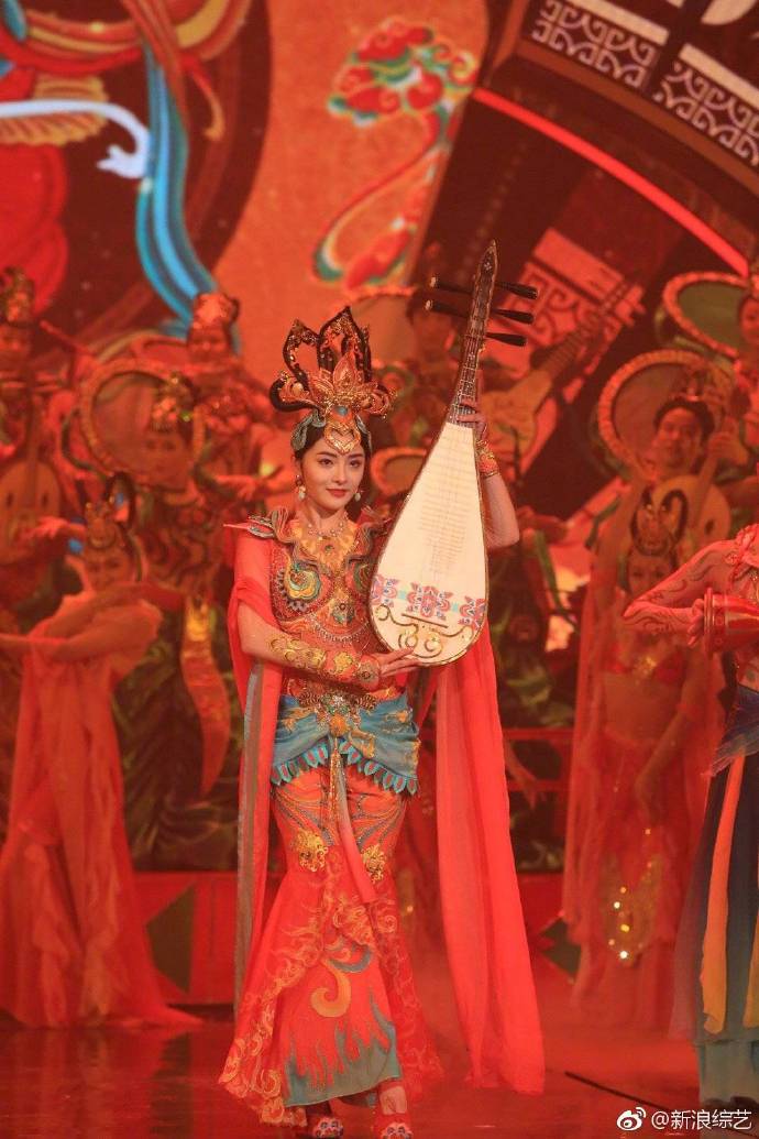 组图:周洁琼表演琵琶舞绝美惊艳 充满异域风情犹如仙女下凡