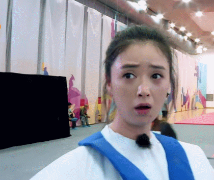 组图:表情包界女战神!蒋欣夸张逗比表情岂止华妃的白眼