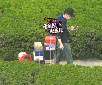 宋喆拖推车搬家 