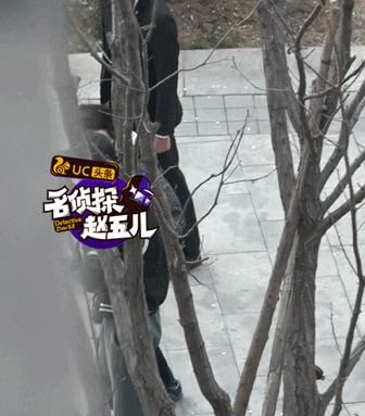 宋喆和母亲窃窃私语