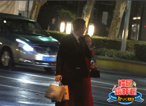 华少携妻子华丽现身街头