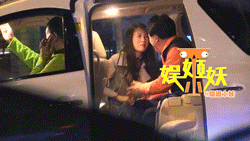 组图：朱时茂与年轻女郎车内热聊 摸头牵手举止亲密