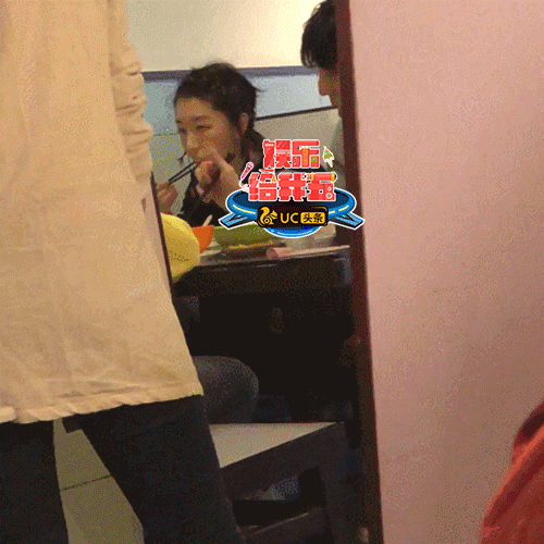 组图：周冬雨获神秘帅小伙探班 一同吃饭叙旧到深夜