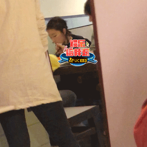 组图：周冬雨获神秘帅小伙探班 一同吃饭叙旧到深夜