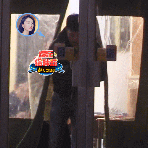 组图：周冬雨获神秘帅小伙探班 一同吃饭叙旧到深夜