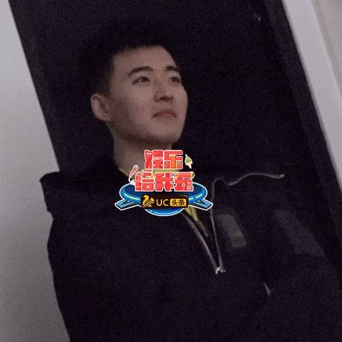 组图：周冬雨获神秘帅小伙探班 一同吃饭叙旧到深夜