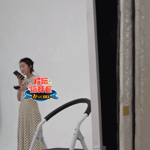 组图：周冬雨获神秘帅小伙探班 一同吃饭叙旧到深夜