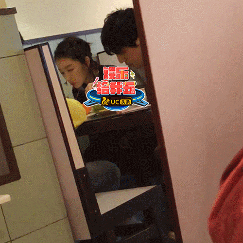组图：周冬雨获神秘帅小伙探班 一同吃饭叙旧到深夜