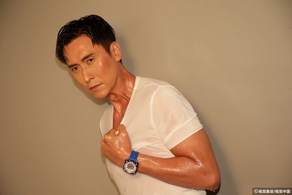 组图:视帝马德钟拍广告 挑战湿身模仿林峯摆姿势_高清图集_新浪网