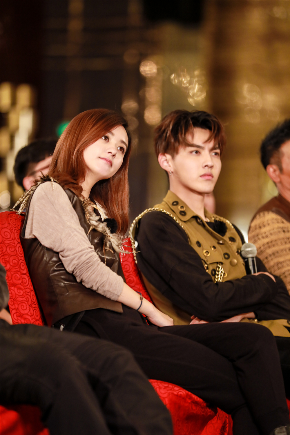 吴亦凡赵丽颖认真听歌