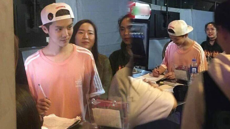 网友上海舞蹈室偶遇鹿晗 穿着打扮很休闲