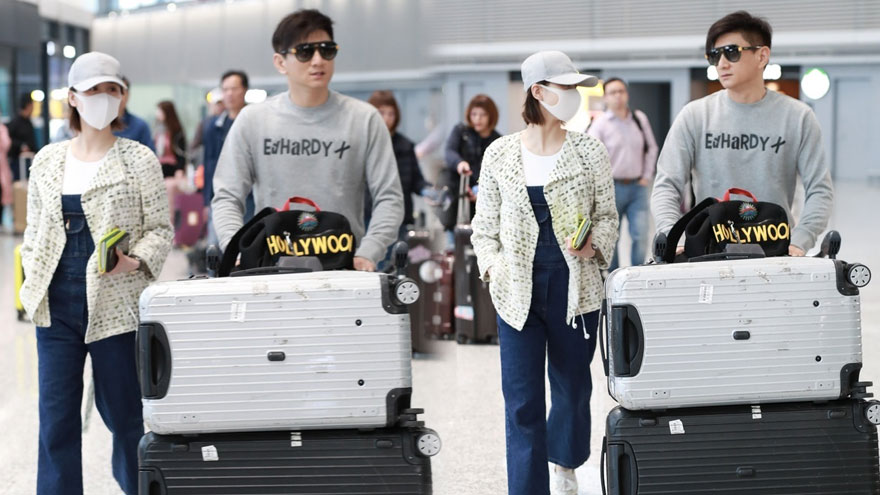 刘诗诗夫妇同框现身机场 吴奇隆推行李“老公力”MAX