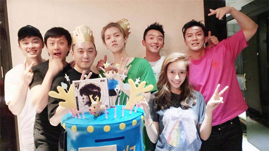 we are 伐木累！跑男团清一色素颜为鹿晗过生日