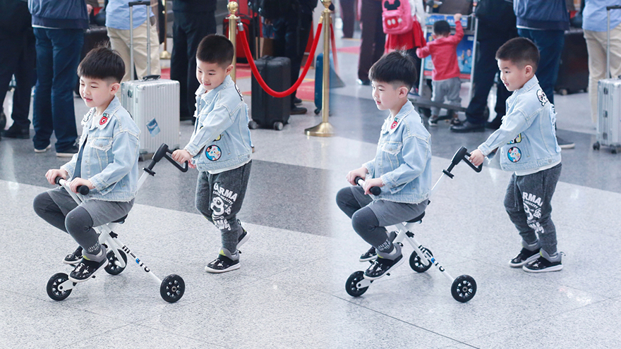 胡可带安吉小鱼儿现身 两兄弟牛仔装玩三轮车帅到飞起