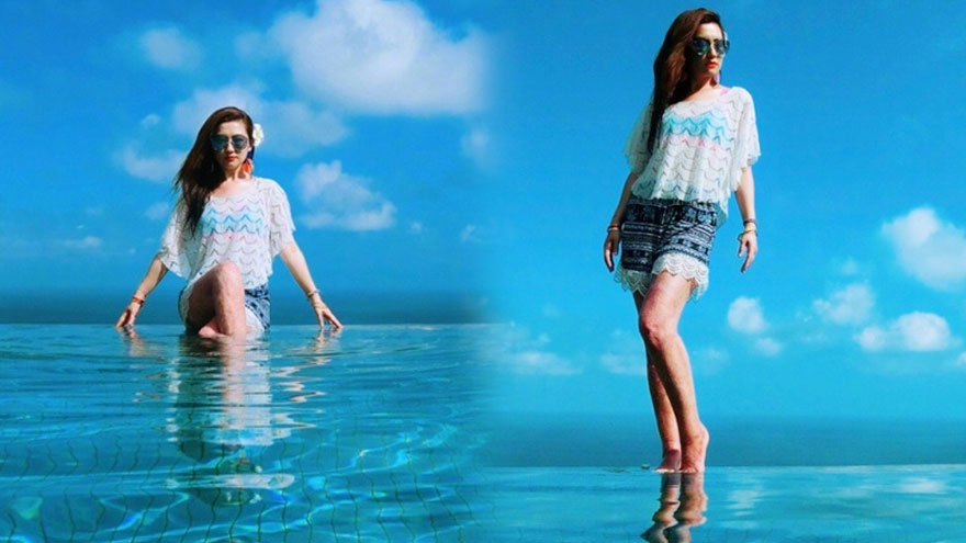 Selina海边穿短裤秀出美腿 自我调侃“出水浮龙”