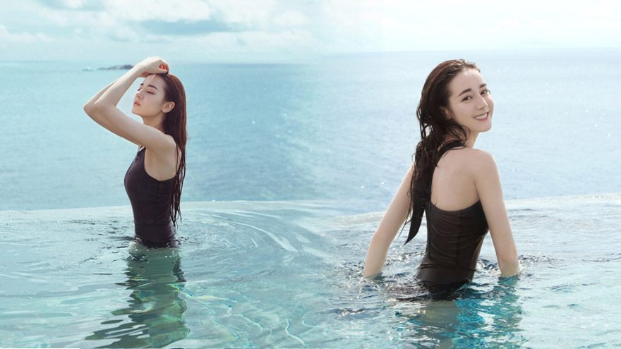 迪丽热巴比基尼大秀香肩 面朝大海回眸一笑清纯可人